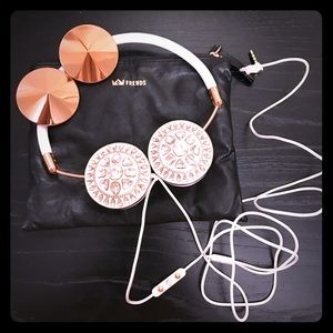 Frends rosegold and white headphones